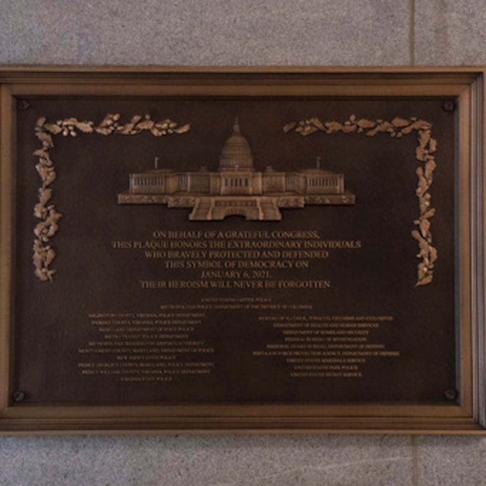 Placa en homenaje al servicio policial el 6 de enero de 2021 en el Capitolio, en Washington.