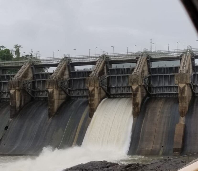 Compuerta abierta en la represa del embalse Carraízo como medida preventiva ante el paso de la tormenta Laura.