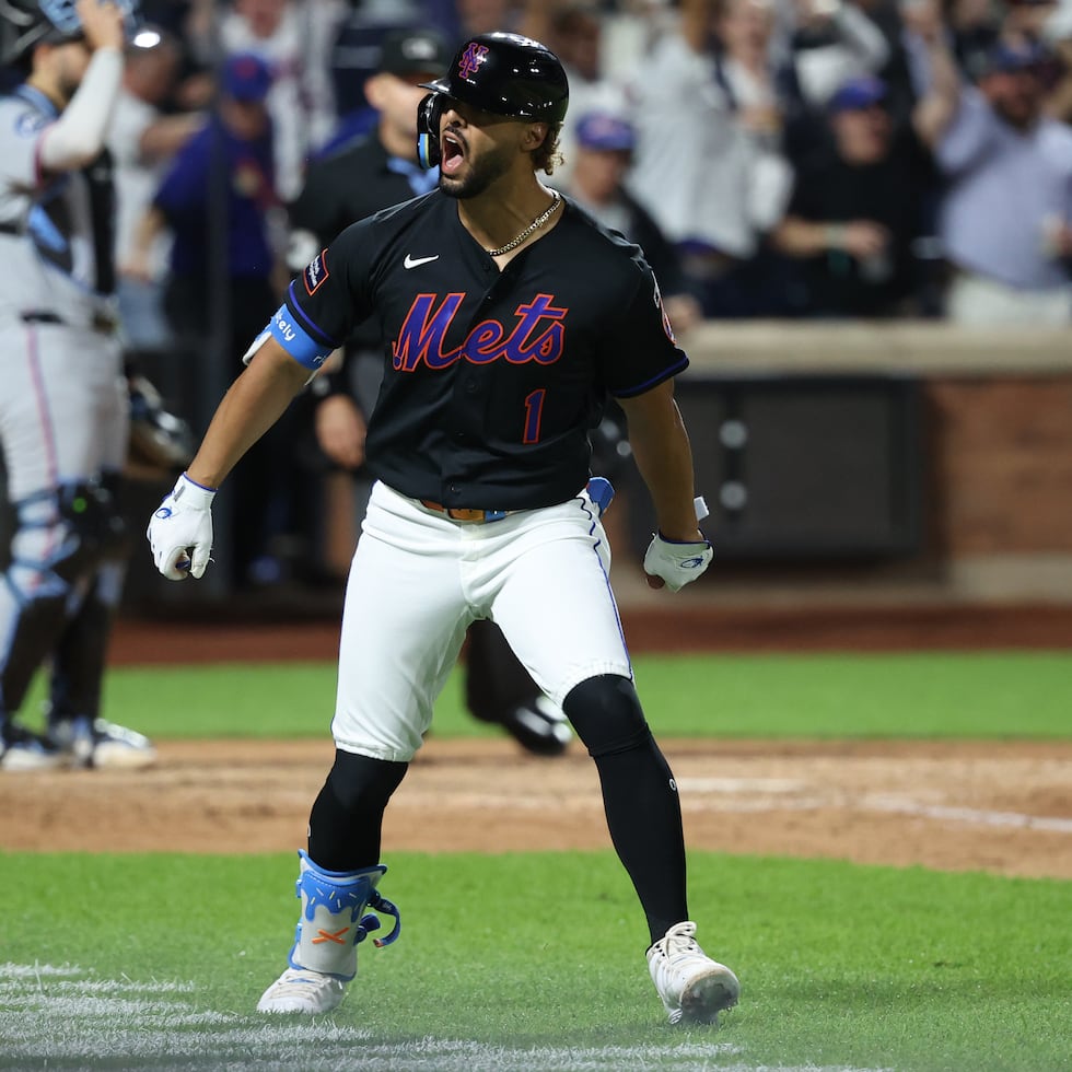 M.J. Meléndez celebra su cuadrangular ganador.