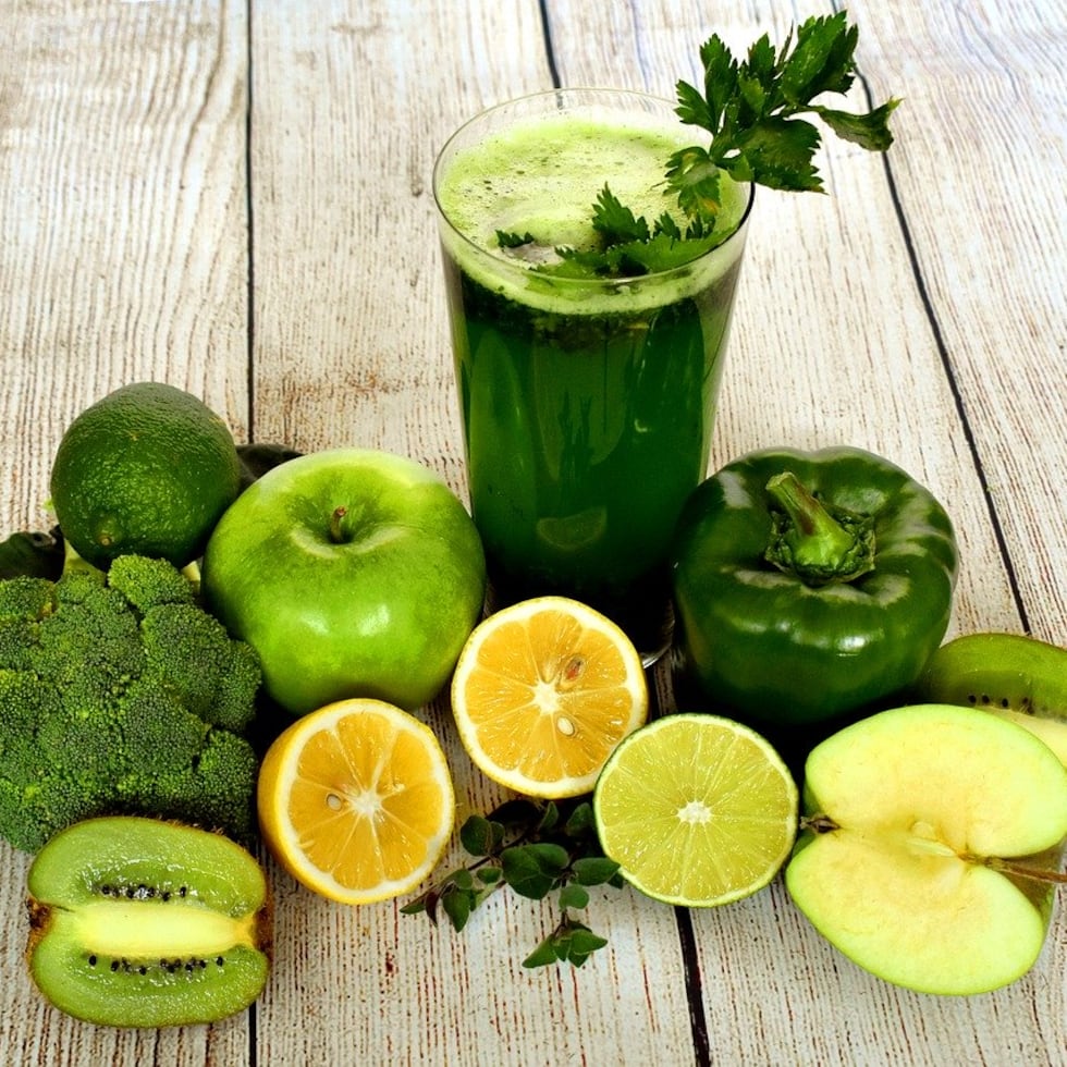 El jugo verde es una forma sencilla de obtener una gran cantidad de vitaminas, minerales y compuestos antioxidantes en un solo vaso.