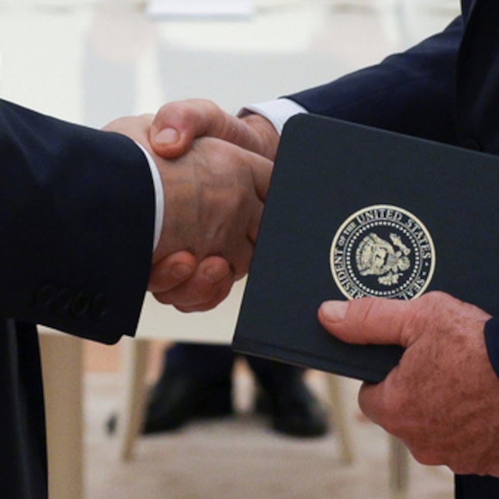 ARCHIVO - El presidente ruso, Vladímir Putin, y el enviado especial del presidente estadounidense, Donald Trump, Steve Witkoff, se dan la mano durante su reunión en el Kremlin, en Moscú, el 6 de agosto de 2025. (Gavriil Grigorov, Sputnik, Kremlin Pool Photo vía AP, Archivo)