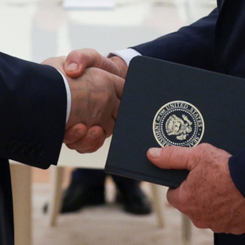 ARCHIVO - El presidente ruso, Vladimir Putin, y el enviado especial del presidente estadounidense, Donald Trump, Steve Witkoff, se dan la mano durante su reunión en el Kremlin.