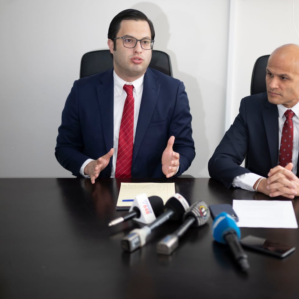 PDP House Speaker Héctor Ferrer Santiago (left) said that cuts in the agencies can be made with "political will. At his side, alternate speaker Domingo Torres García.