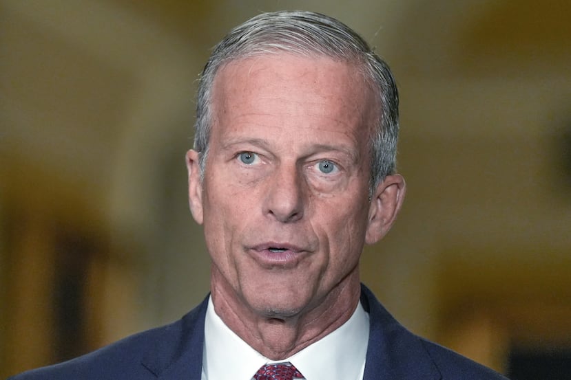 El líder de la mayoría del Senado, John Thune, republicano por Dakota del Sur, habla durante una conferencia de prensa tras un almuerzo político en el Capitolio, el martes 14 de abril de 2026, en Washington. (Foto AP/Mariam Zuhaib)