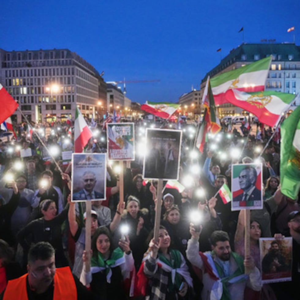 Se congregaron frente a la embajada de Estados Unidos en Berlín, Alemania.