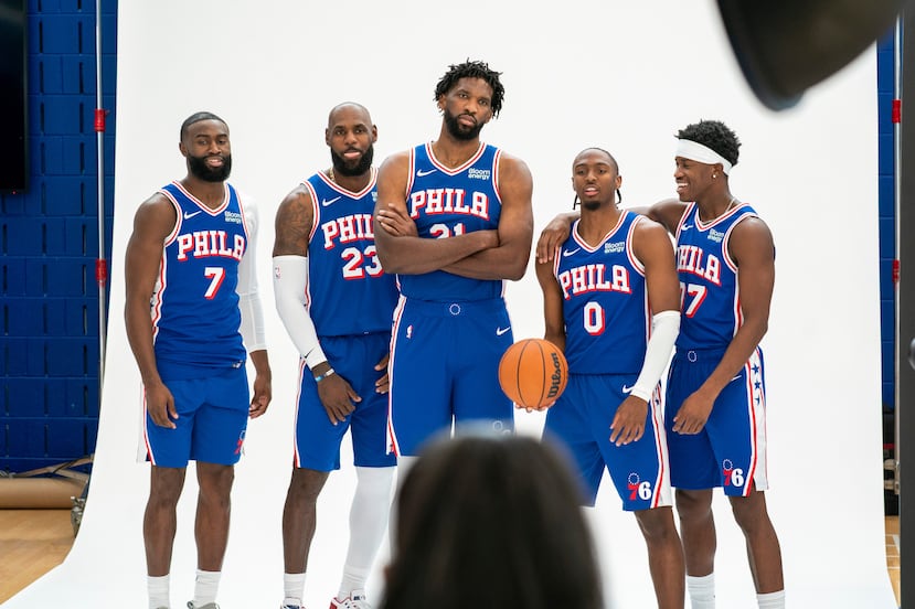 Jaylen Brown, LeBron James, Joel Embiid, Tyrese Maxey y VJ Edgecombe, de los 76ers de Filadelfia.