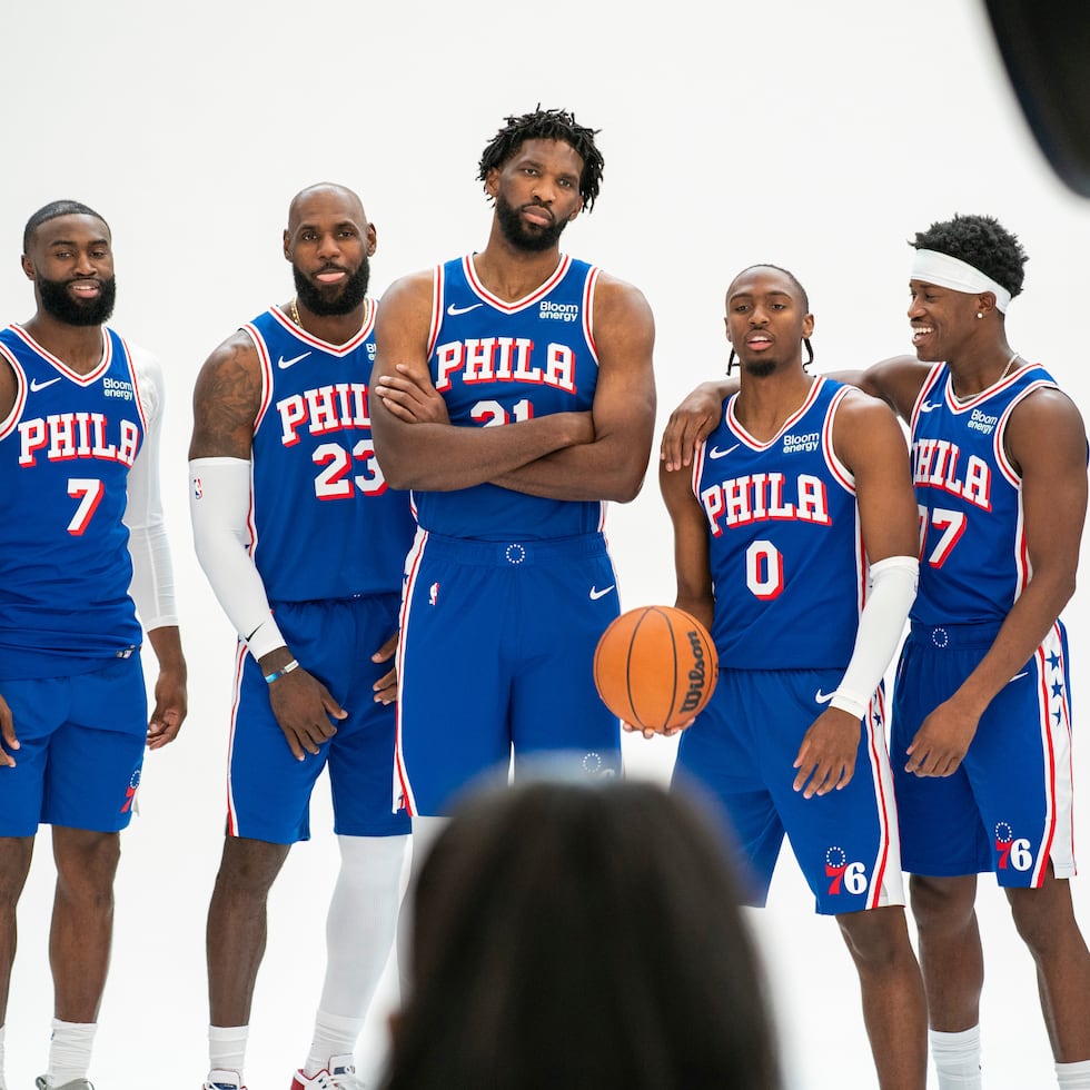 De izquierda a derecha, Jaylen Brown, LeBron James, Joel Embiid, Tyrese Maxey y VJ Edgecombe, de los 76ers de Filadelfia, posan para las fotografías durante el día de medios del equipo.