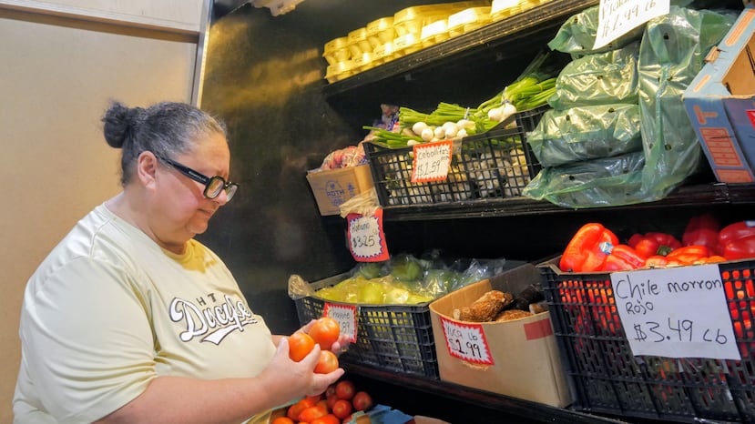 Ada Torres sostiene tomates mientras compra frutas y verduras el jueves 2 de julio de 2026 en Cleveland, Texas, a unos 72 kilómetros al noreste de Houston. (Sandy Guatibonza/La Esquina TX vía AP)