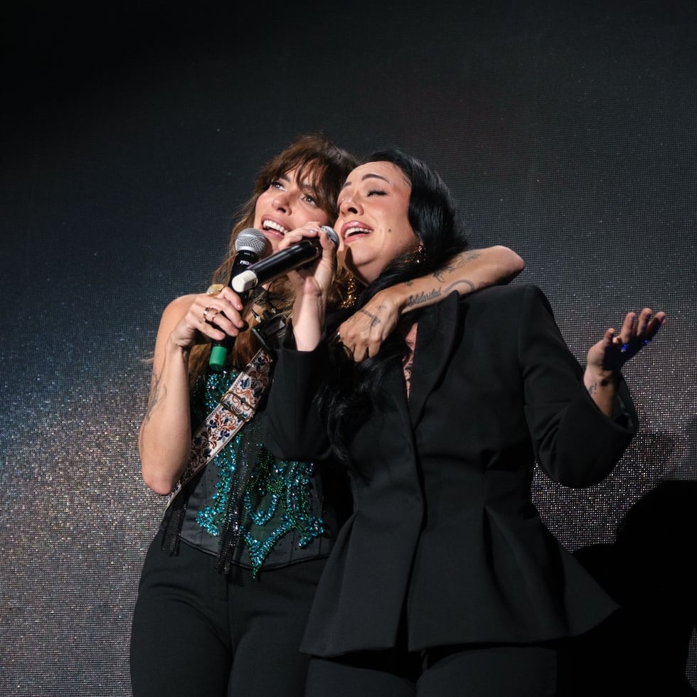 La cantante Kany García tuvo a la cantante Carla Morrison como una de las invitadas de su concierto en México.