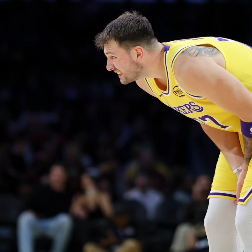Luka Doncic se agarra la mano lastimada durante el último juego de los Lakers.
