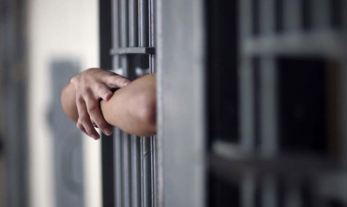 Avanza caso contra confinado que se negó a ser trasladado al tribunal para enfrentar cargos