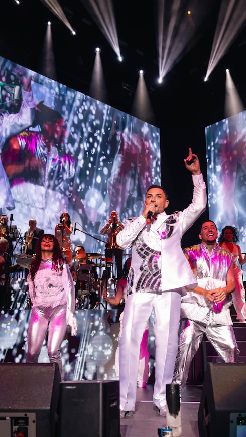 Manny Manuel celebró más de tres décadas de trayectoria musical en el Coliseo de Puerto Rico José Miguel Agrelot, con una velada cargada de éxitos y emociones.