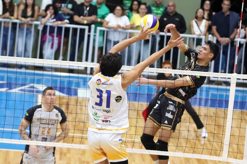 Juan Felipe Castañeda, de los Cafeteros de Yauco, ataca frente a la defensa de los Plataneros de Corozal.