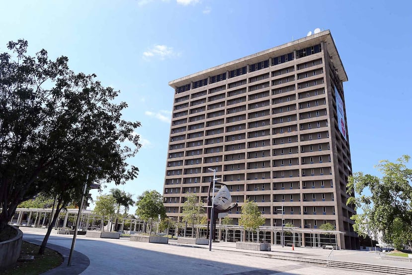 La acusación alega que subcontratistas de Aireko removieron materiales del techo que contenían asbesto y colocaron el material en el contenedor de basura del edificio de la Torre Norte de Minillas. (GFR Media)