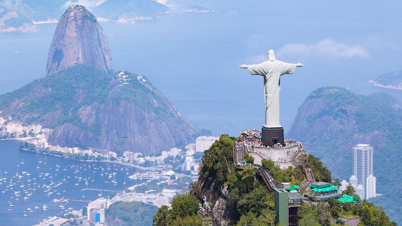 Estatua del Cristo Redentor en el tope de la montaña Corcovado.