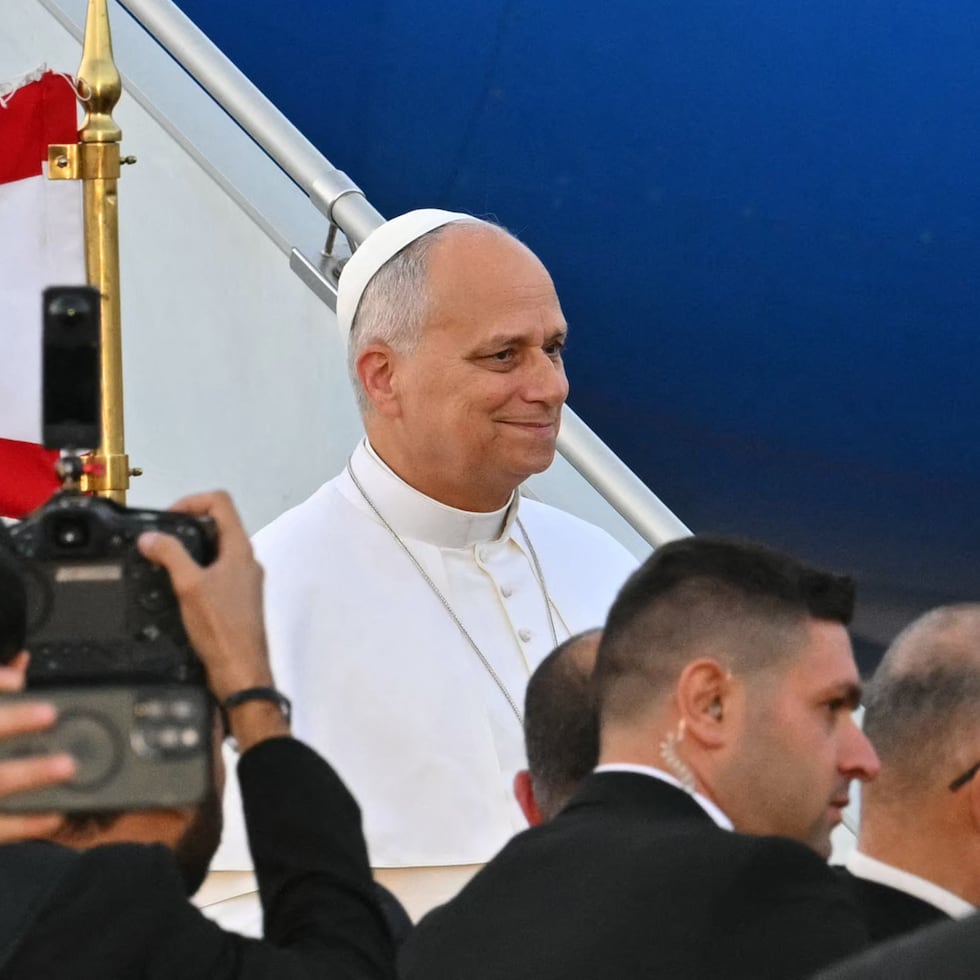 El pontífice fue recibido con honores militares en presencia de numerosas autoridades religiosas y políticas del Líbano.