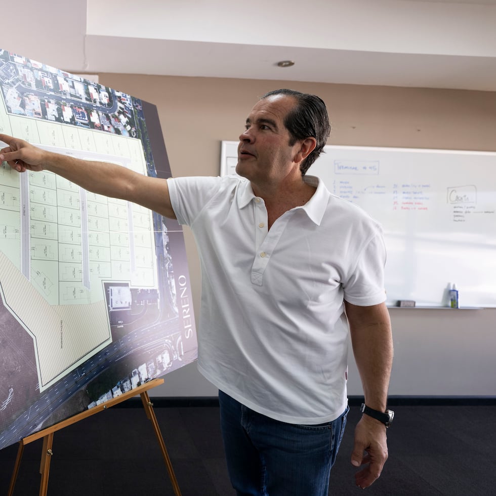 El desarrollador Alejandro "Alex" Brito, encamina un proyecto de espacios comerciales y de oficina en Guaynabo, en la avenida 199, frente a su más reciente desarrollo de vivienda, Sereno. En la foto, Brito muestra la distribución de lotes en Sereno.