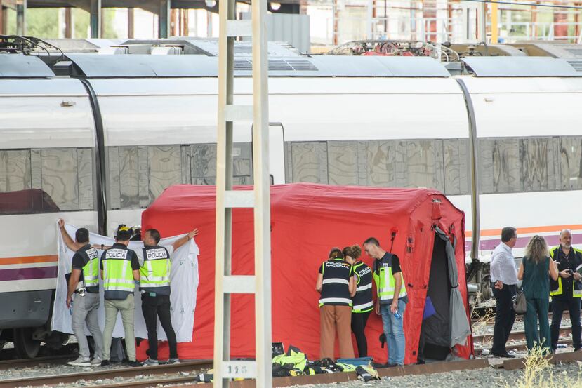 -FOTODELDÍA- GRAFAND5711. SEVILLA, 16/10/2023.- El cadáver encontrado este lunes entre dos vagones en las inmediaciones de la estación de Santa Justa de Sevilla, que todo apunta a que corresponde al joven Álvaro Prieto, desaparecido el jueves, ha sido levantado sobre las 15.30 horas por orden de la comisión judicial enviada por el Juzgado que lleva el caso. EFE/ Raúl Caro
