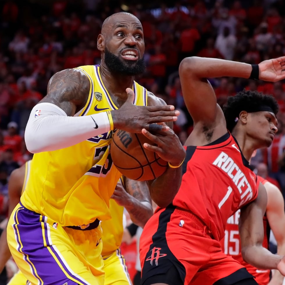 LeBron James marcó 29 puntos en el tercer juego de la serie ante Houston.