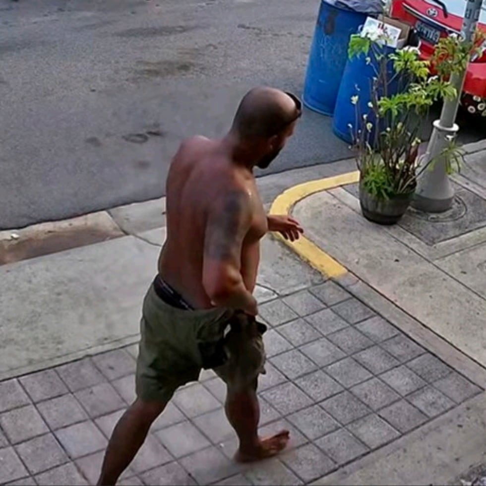 El hombre fue descrito como de tez negra, aproximadamente seis pies de estatura, de constitución gruesa, con candado, tatuajes en el lado derecho del pecho y en el brazo derecho.