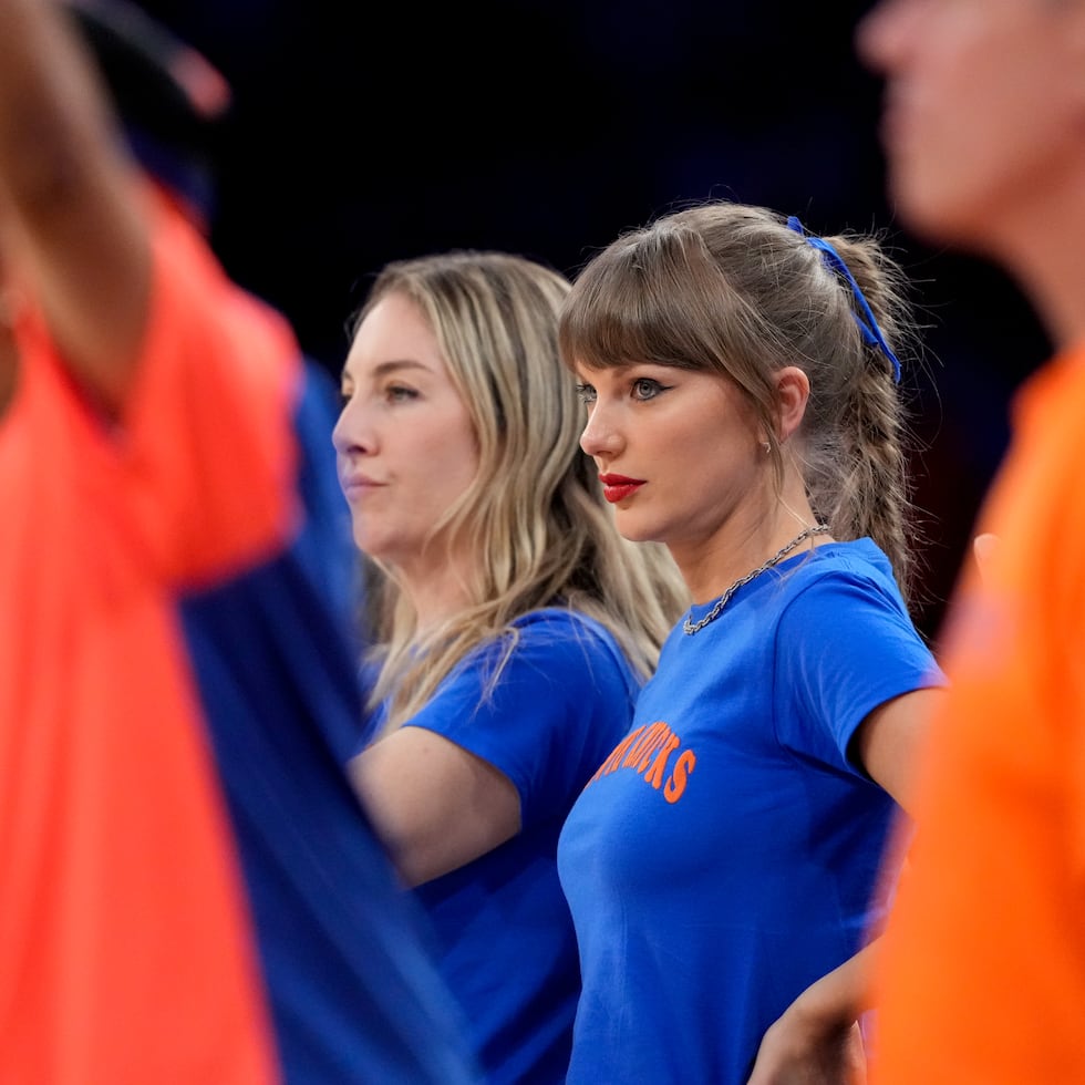 La estrella del pop Taylor Swift protagonizó la conocida ‘fila de los famosos’ en la noche del miércoles en el Madison Square Garden durante el cuarto partido de las Finales NBA entre los New York Knicks y San Antonio Spurs.