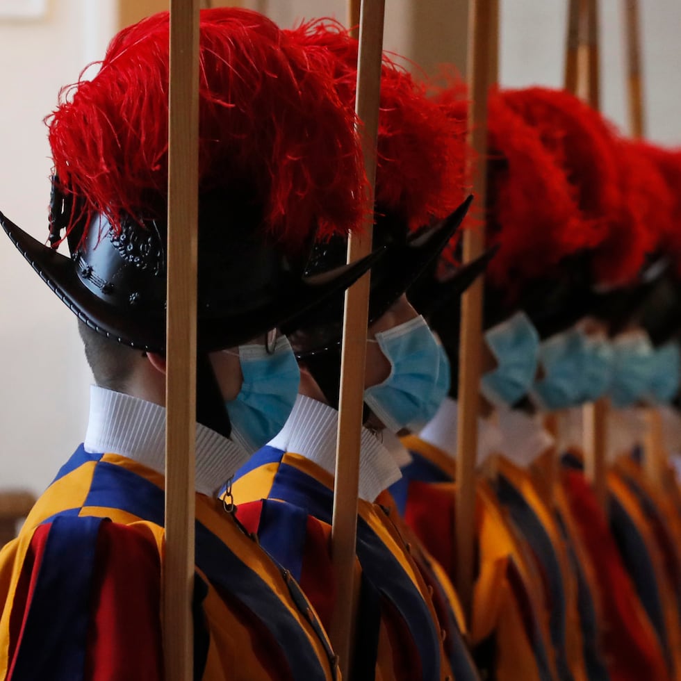 El Vaticano ha aclarado que, en base a la reconstrucción preliminar, los hechos se produjeron cuando se pidió al soldado de la Guardia Suiza una fotografía.