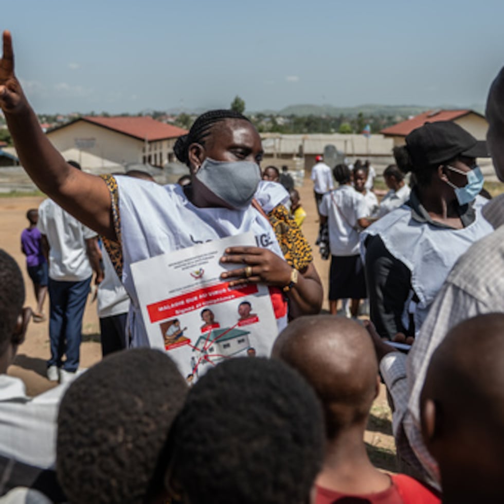 Vanny Birungi, voluntaria de la Cruz Roja, habla con la gente durante una campaña de sensibilización pública en Congo.
