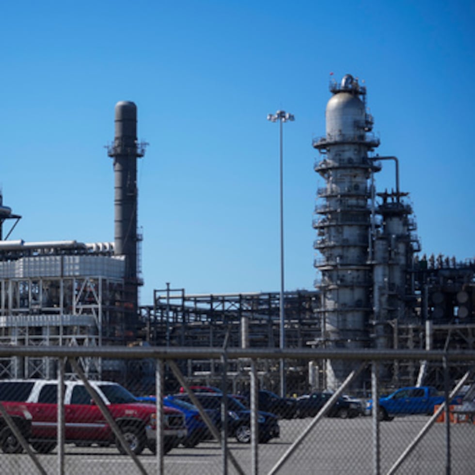 En respuesta, la Agencia Internacional de la Energía acordó el miércoles liberar el mayor volumen de reservas de petróleo de emergencia de su historia.