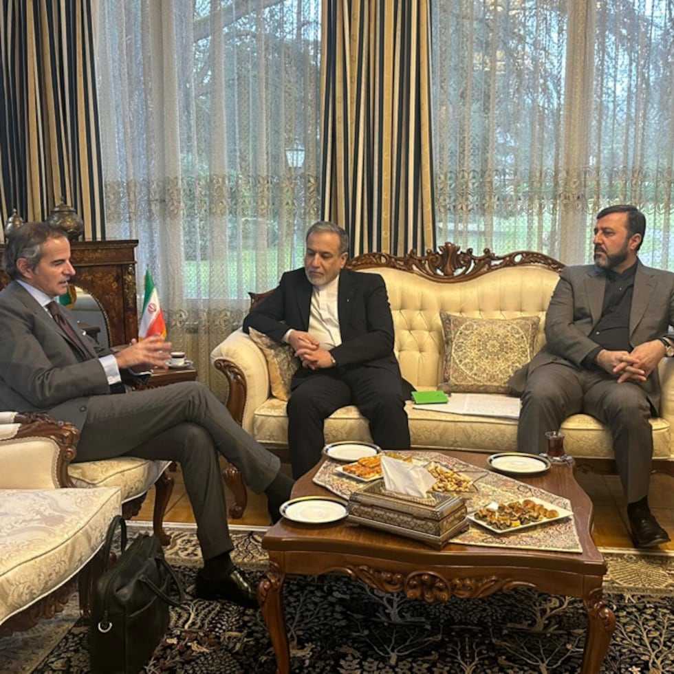 El ministro de Exteriores de Irán, Abbas Araqchi (c), y el director general del Organismo Internacional de la Energía Atómica (OIEA), Rafael Grossi (i), durante la reunión que mantuvieron este lunes dentro de la segunda ronda de negociaciones nucleares con Estados Unidos previstas esta semana en Ginebra, Suiza. EFE/ @rafaelmgrossi en X - SOLO USO EDITORIAL/SOLO DISPONIBLE PARA ILUSTRAR LA NOTICIA QUE ACOMPAÑA (CRÉDITO OBLIGATORIO) -