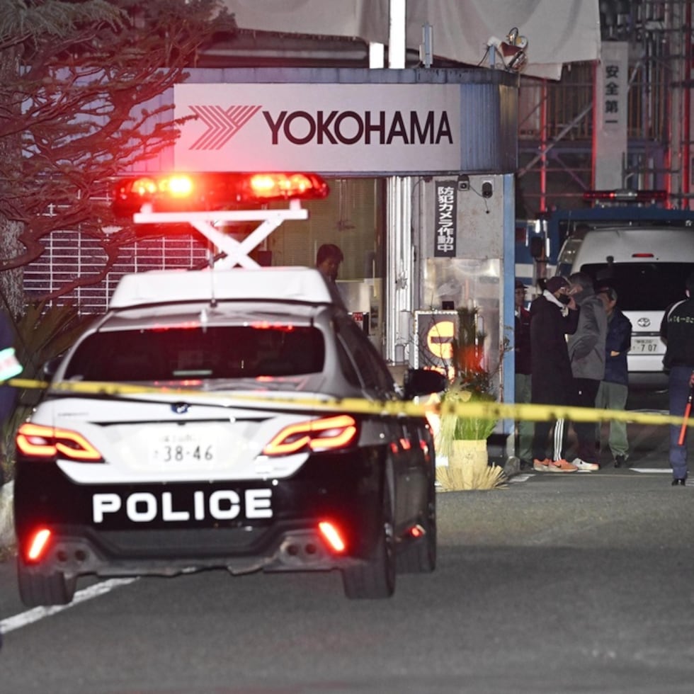 Agentes de la Policía vigilan la escena de una apuñalada en la empresa Yokohama Rubber en Mishima, al oeste de Tokio, el viernes 26 de diciembre de 2025.