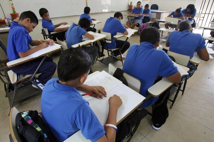 8/13/2009 Vieques. Recorrido por algunas de las principales escuelas en el inicio de clases del 2009. en la foto estudiantes toman un examen en la Escuela intermedia Playa Grande.
Escuelas Clases Alumnos Estudios Plantel Educacion
El Nuevo Dia/Lino M Prieto