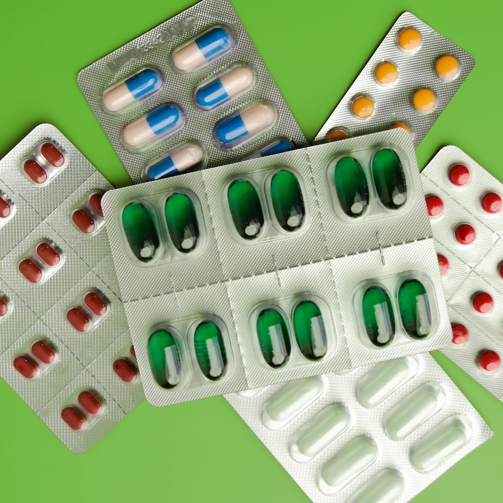 Los medicamentos genéricos contienen el mismo ingrediente activo, es decir, el componente que produce el efecto terapéutico. Esto significa que trabajan de la misma manera en el cuerpo y ayudan a tratar las mismas afecciones de salud.