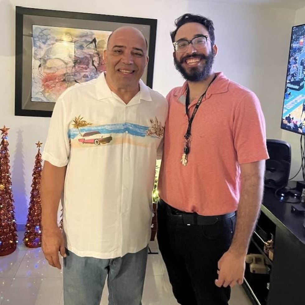 Manolo Cintrón junto a su hijo Manuel.