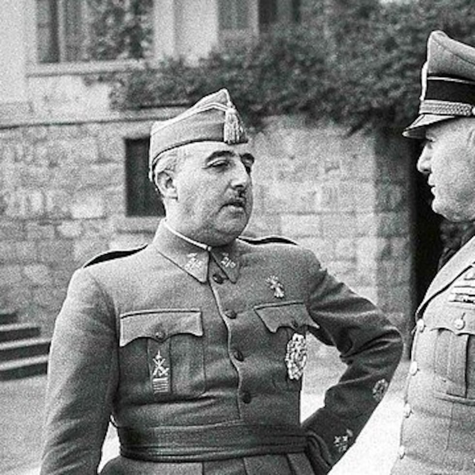 Henry Miller estaba seguro de que si a él lo dejaran cinco minutos a solas con Hitler sería capaz de hacerlo reír y detener su apoyo a Franco, escribe Cezanne Cardona. En la foto, desde la izquierda, Serrano Súñer, Francisco Franco y Benito Mussolini durante la entrevista de Bordighera el 12 de febrero de 1941.