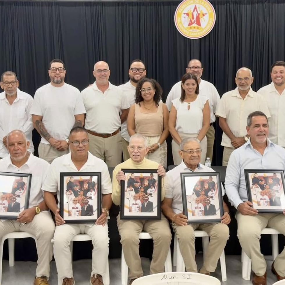 Los siete nuevos inmortales del Salón de la Fama de Santa Isabel posan tras la ceremonia de exaltación celebrada el domingo, que tuvo como presidente de honor al periodista, columnista y editor de El Nuevo Día, el santaisabelino Benjamín Torres Gotay.