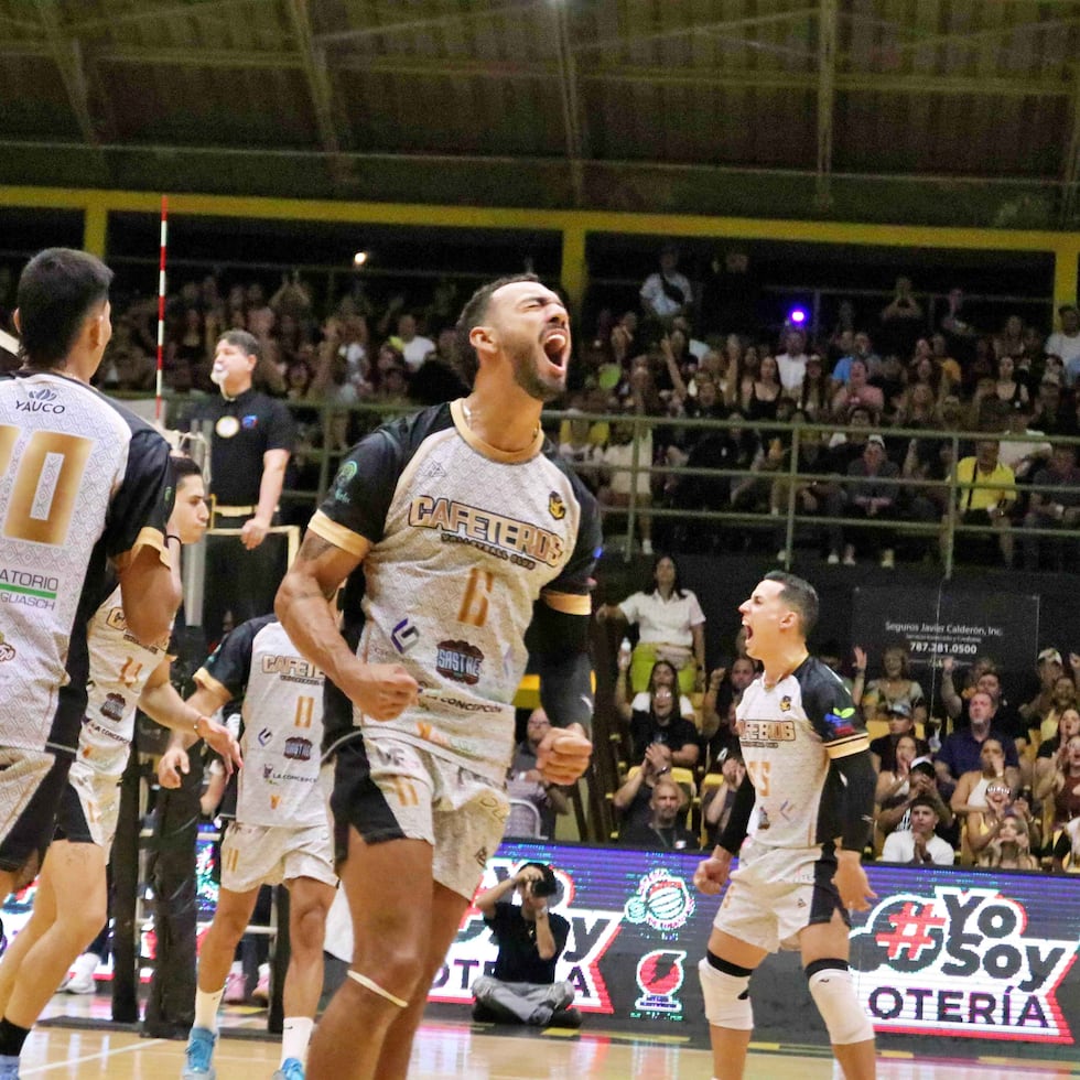 Los Cafeteros de Yauco celebran durante el cuarto juego de la serie final de la LVSM.