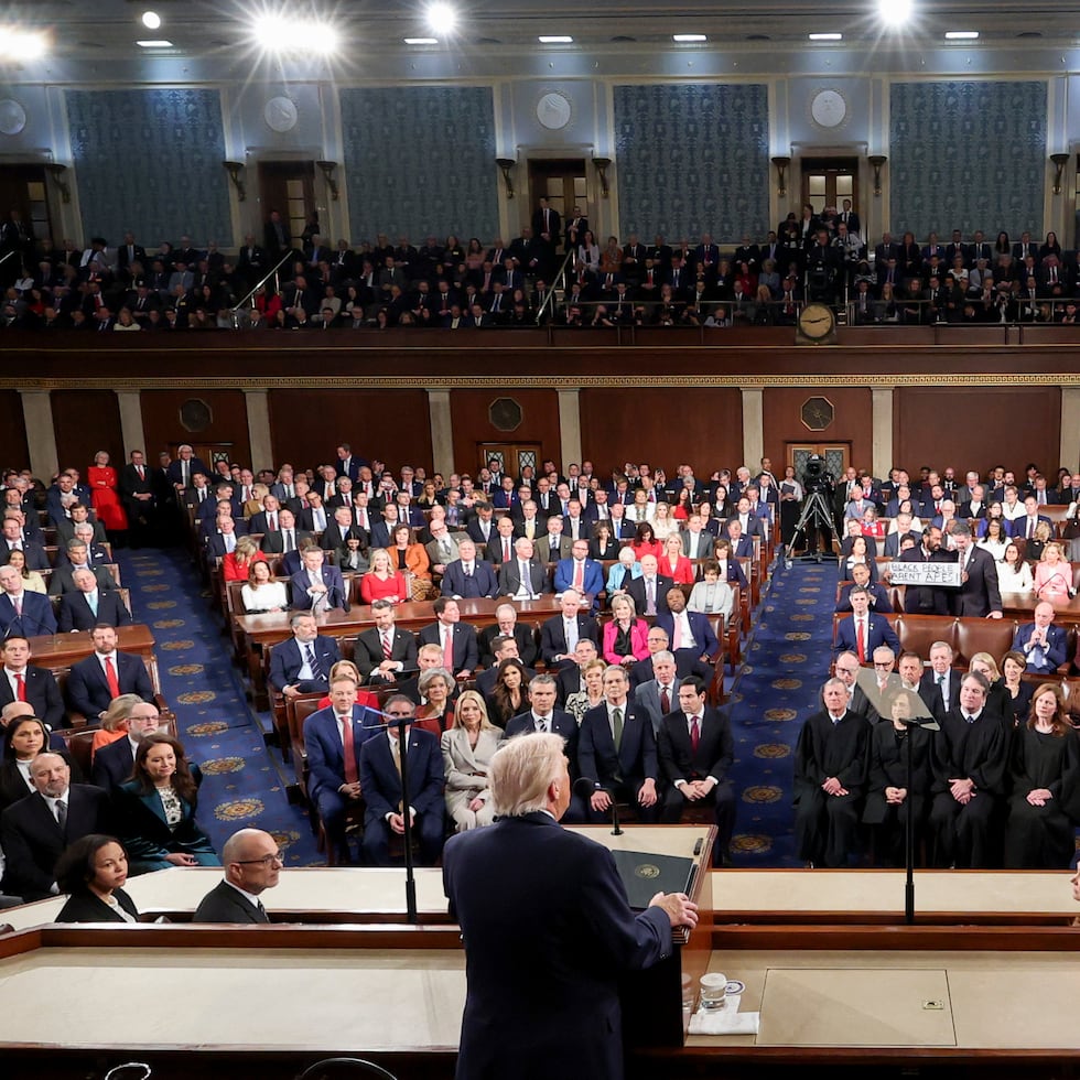 Trump recibe aplausos tras tomar su posición en el hemiciclo federal.