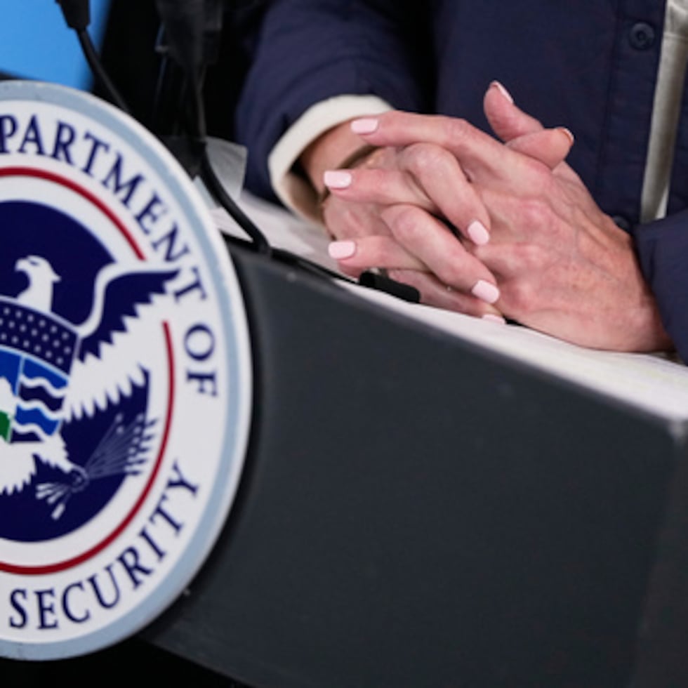 La secretaria de Seguridad Nacional, Kristi Noem, habla durante una rueda de prensa en la sede de la Agencia Federal para el Manejo de Emergencias, el sábado 24 de enero.