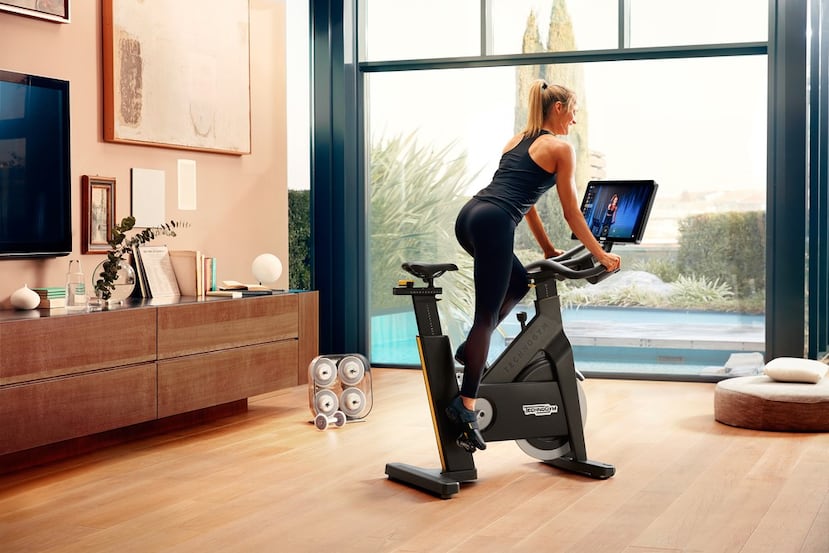 El ciclismo puede realizarse al aire libre o en interior, utilizando bicicletas estáticas, lo que permite mantener la práctica de forma constante sin depender de las condiciones climáticas.