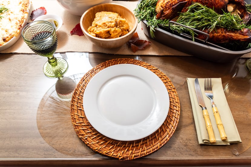 El "charger" plate es una pieza importante en la mesa, mientras que las servilletas complementa la paleta de color de la temporada.