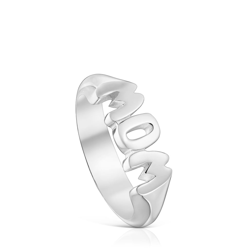 Anillo Mom de TOUS en plata de primera ley. Una pieza delicada y simbólica para llevar todos los días que celebra el vínculo especial entre madre e hijos. Disponible en locales TOUS y en su tienda virtual