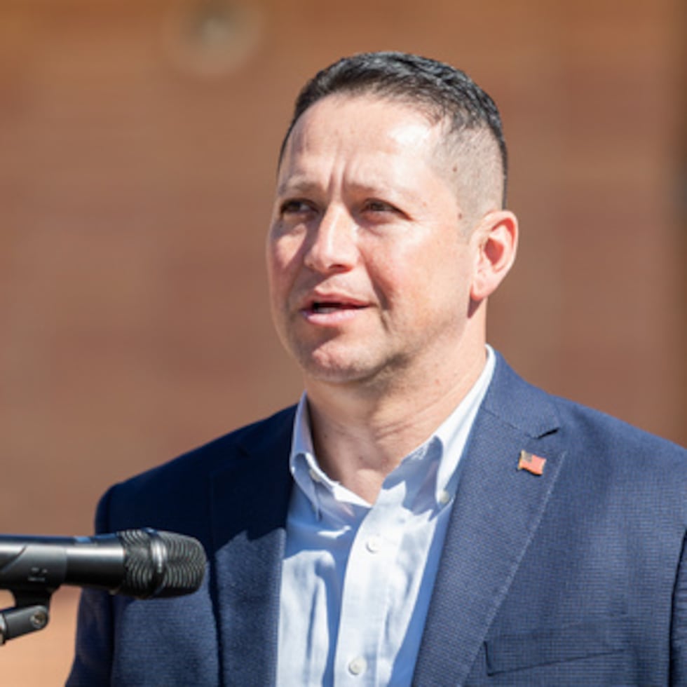 El representante Tony Gonzales, padre de seis hijos, ganó su escaño por primera vez en 2020 tras retirarse de una carrera de 20 años en la Marina que incluyó tiempo en Irak y Afganistán.