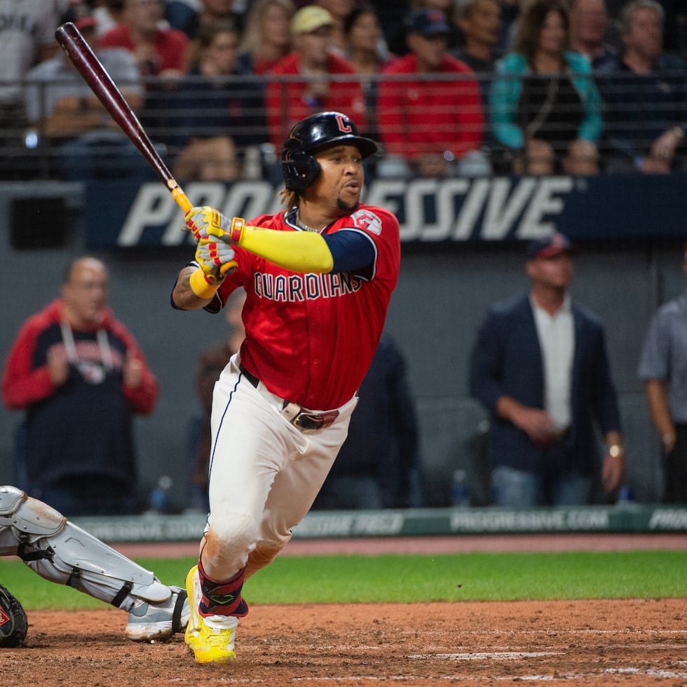 El dominicano de los Guardianes de Cleveland Jose Ramirez observa su doble remolcador ante el relevista de los Tigres de Detroit Dillon Dingler el miércoles 24 de septiembre del 2025. (AP Foto/Phil Long)