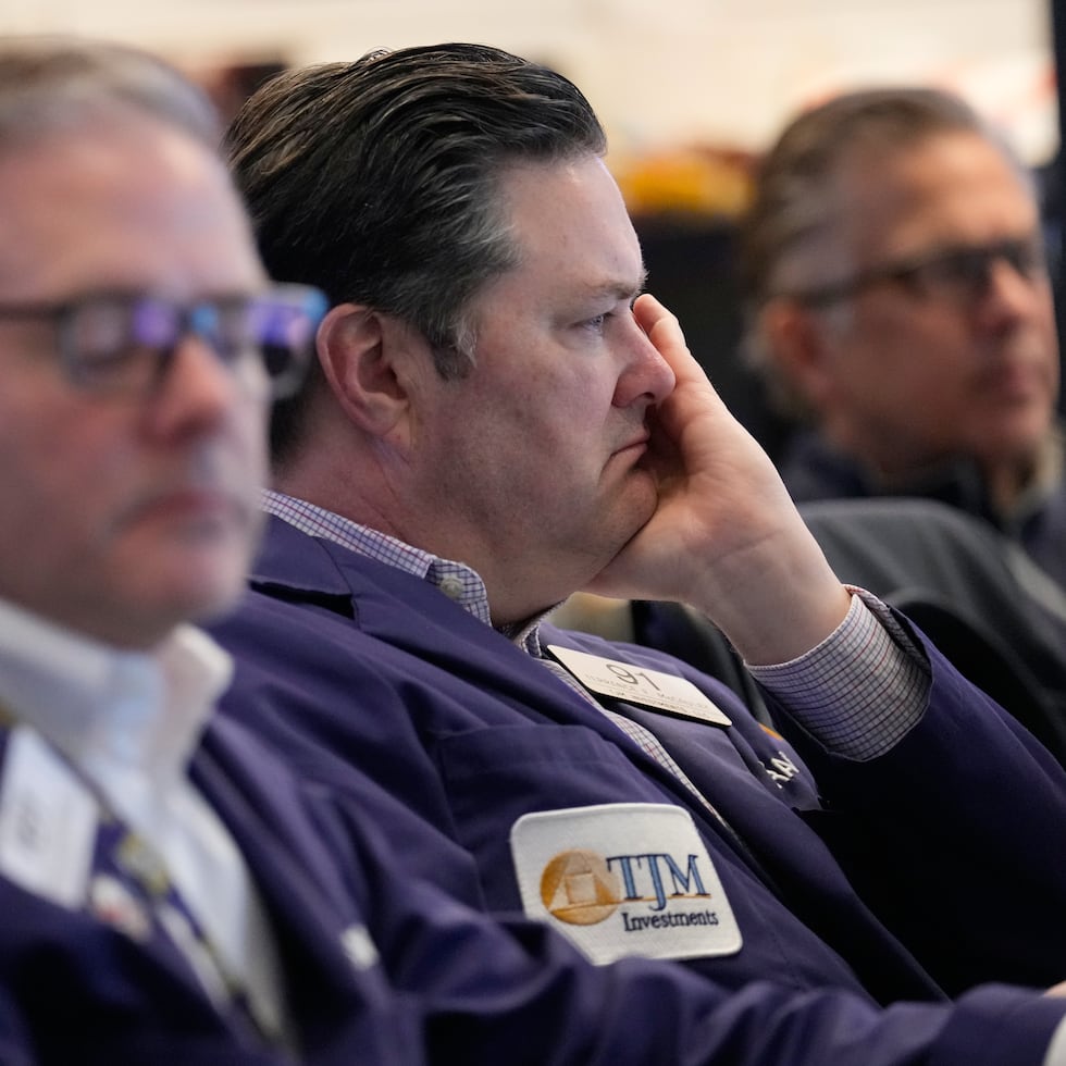 Los futuros del crudo estadounidense cayeron 14.7% hasta 96.27 dólares por barril, mientras que el crudo Brent, el estándar internacional, bajó 14.4 % hasta 93.48 dólares. El precio aún está muy por encima de donde estaba al inicio de la guerra.