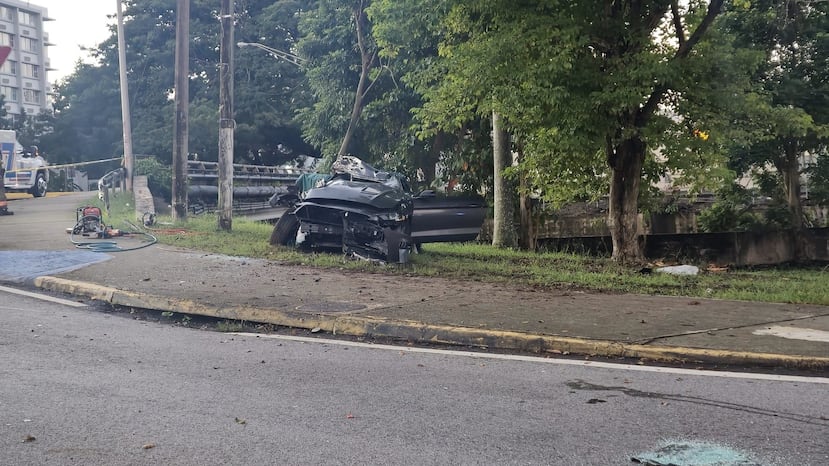 Un accidente fatal frente a la Universidad de Puerto Rico en Mayagüez cobró la vida de dos jóvenes y dejó a un tercero herido de gravedad.