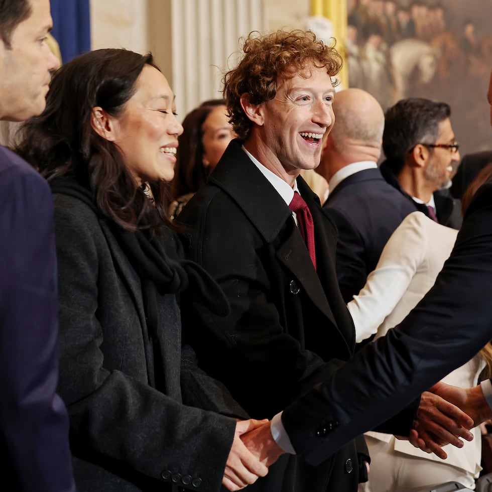 Mark Zuckerberg (centro), junto a su esposa Priscilla Chan.