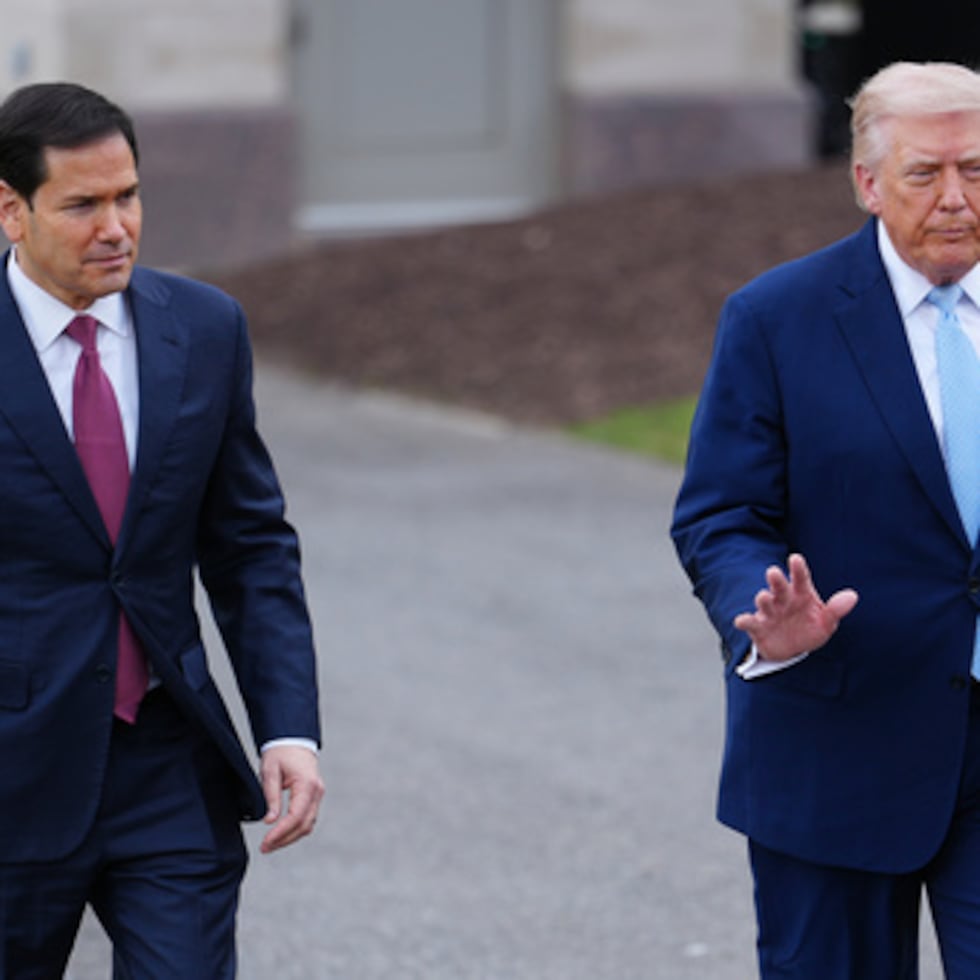 El presidente Donald Trump camina junto al secretario de Estado Marco Rubio