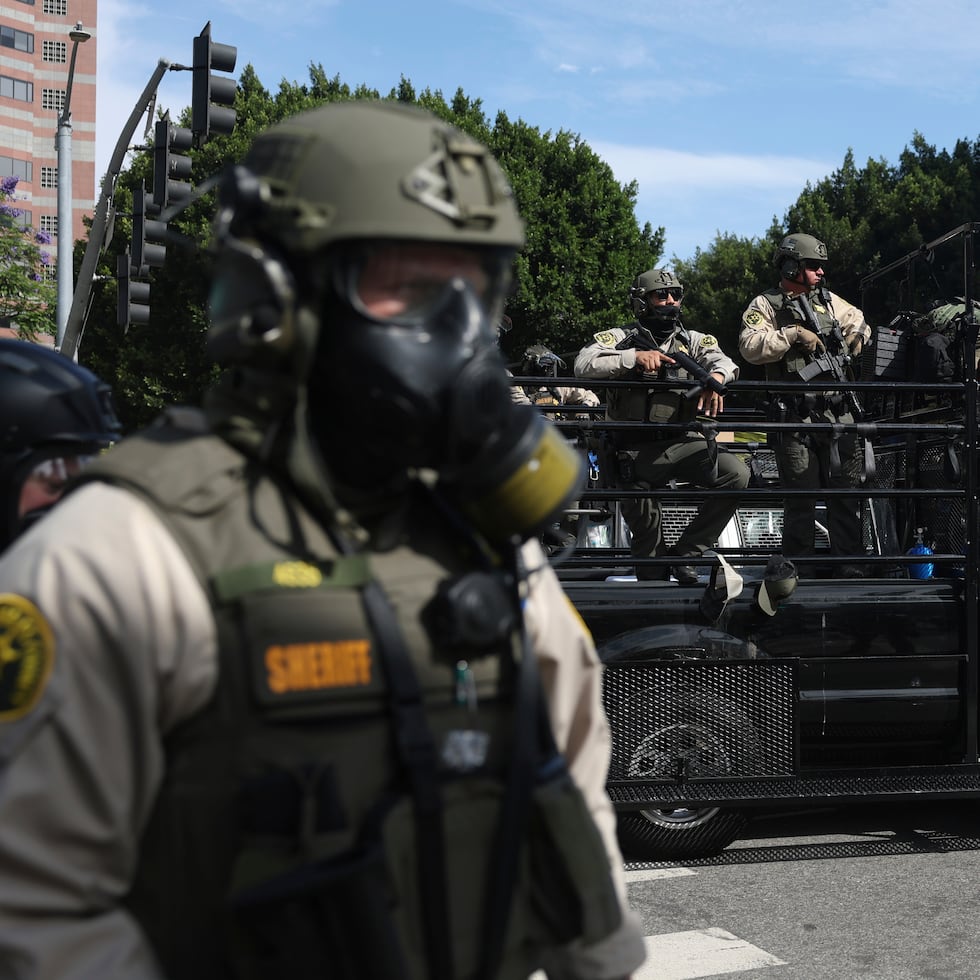 Los críticos han expresado preocupaciones sobre el papel creciente de agentes federales en la policía local, a menudo no identificados, que se encargan de hacer cumplir las leyes migratorias.