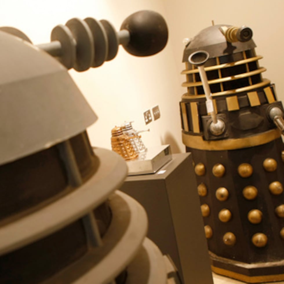 ARCHIVO - Dos Daleks a tamaño real de la serie de televisión de la BBC Doctor Who, que datan de finales de 1970 a 1988 y utilizados en la serie 'Remembrance of the Daleks' en la casa de subastas Bonhams en Londres, lunes, 2 de agosto de 2010. (AP Photo/Alastair Grant, archivo)