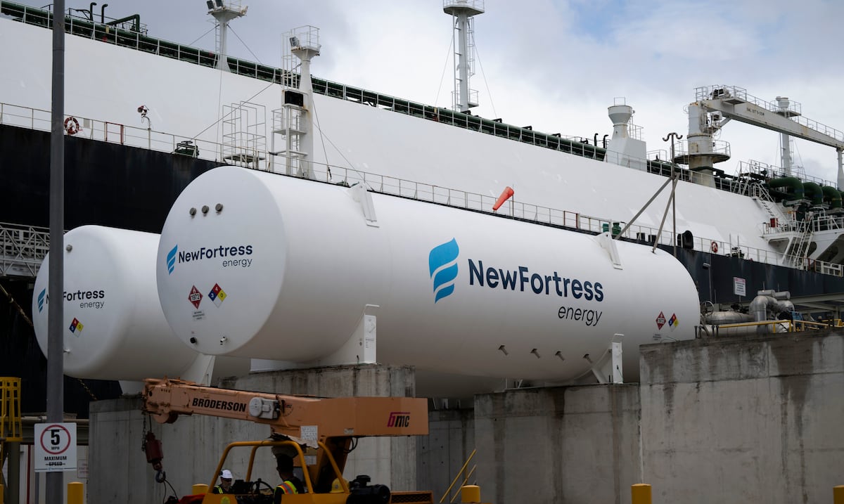 AEE aumenta reclamación contra New Fortress Energy a $100M y pide acceso a terminal de LNG